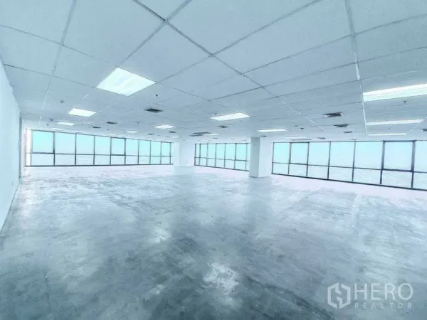 Office Space for rent in Din Daeng, Bangkok - Bright corner office floor with panoramic floor-to-ceiling windows and structural columns.