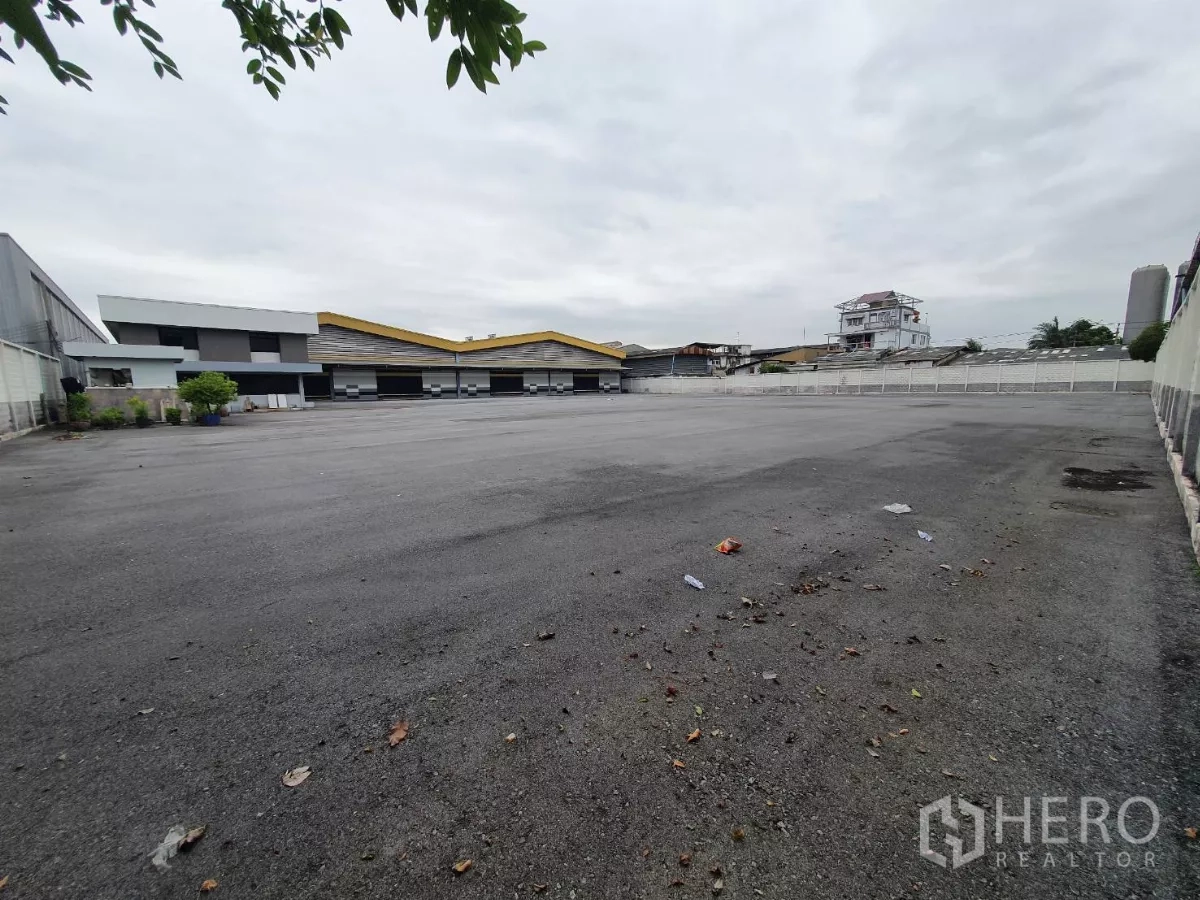 Factory for rent in Mueang Samut Prakan, Samut Prakan - Huge open yard for container parking and outdoor storage.