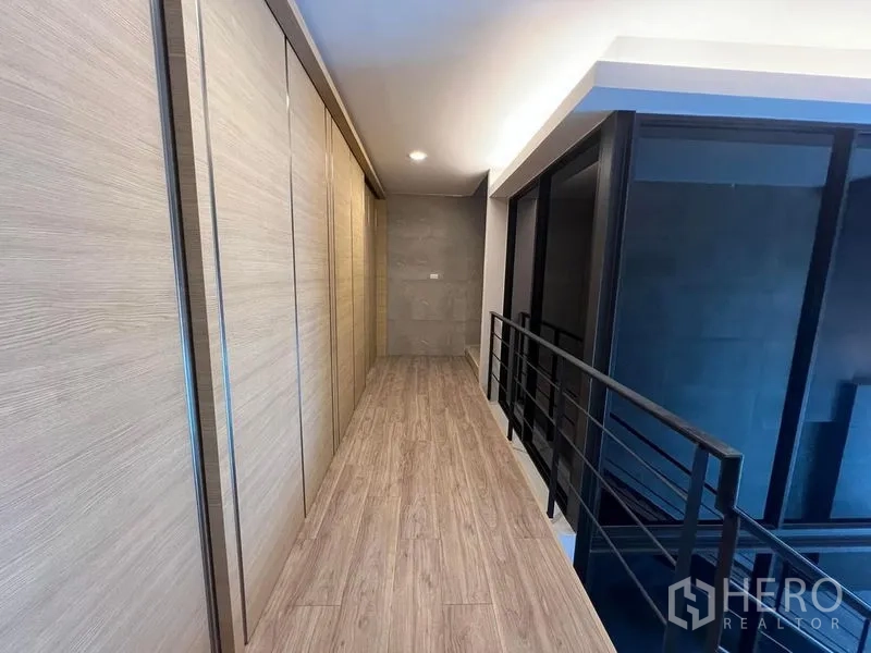 Home Office for rent in Bueng Kum, Bangkok - Mezzanine corridor with railings and full-height storage cabinets.