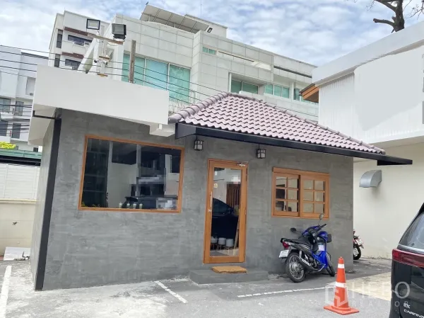 Retail Space for rent in Watthana, Bangkok - Street-facing retail unit with tiled gable roof, large display windows, and on-site parking near Thonglor BTS.