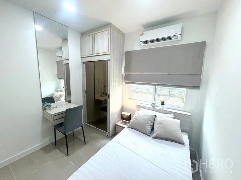 Detached House for rent - Compact bedroom with desk, wardrobe, air conditioner and ensuite entrance.
