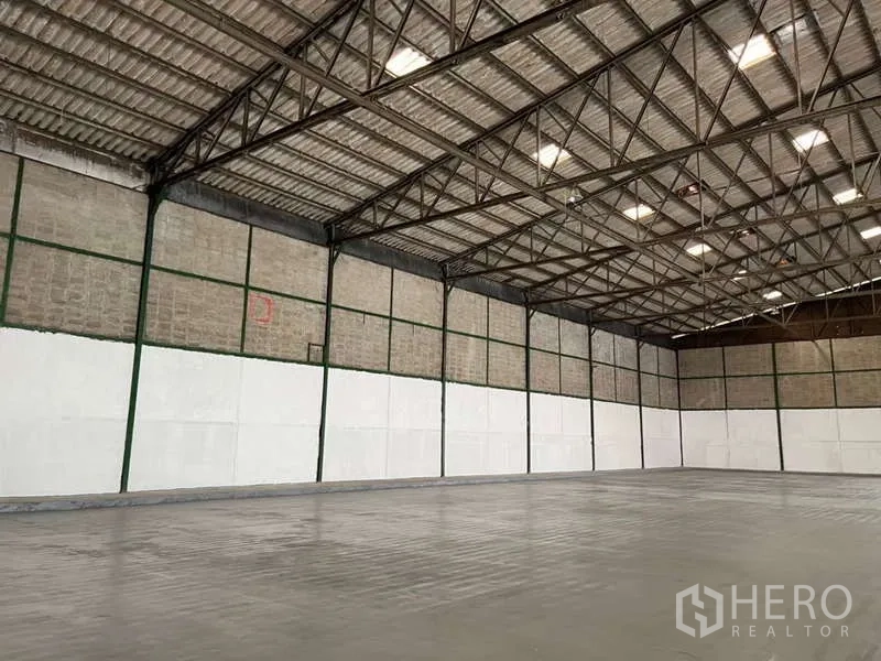 Factory for rent in Bang Pakong, Chachoengsao - Corner view of the production hall highlighting the clear-span structure and evenly spaced skylight panels.