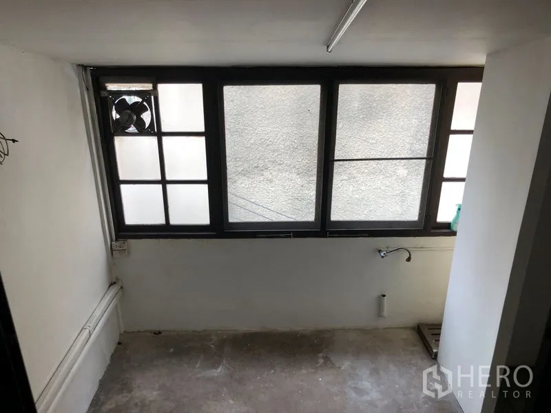 Shophouse for rent - Utility nook with frosted windows, ventilation fan and plumbing points.