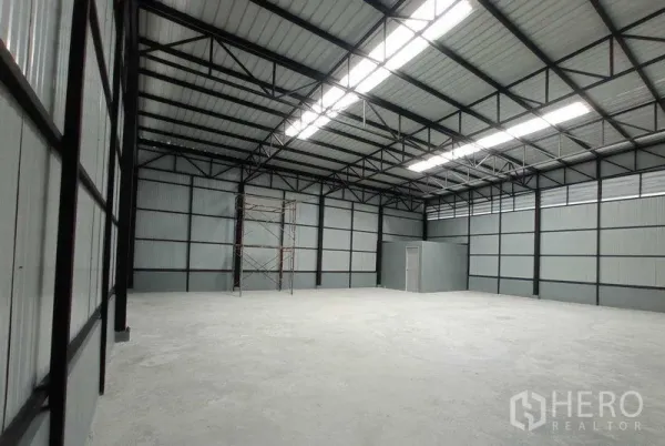 คลังสินค้า ให้เช่าในSaphan Sung, Bangkok - ภายในโกดังโล่ง พื้นคอนกรีต หลังคาโครงเหล็กสูงพร้อมช่องแสง และมีห้องอเนกประสงค์เล็กด้านหลัง