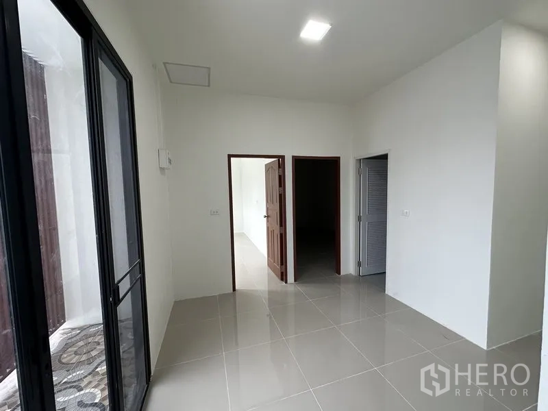 Warehouse for rent in Lam Luk Ka, Pathum Thani - Upper-floor landing with sliding glass door and two internal rooms.