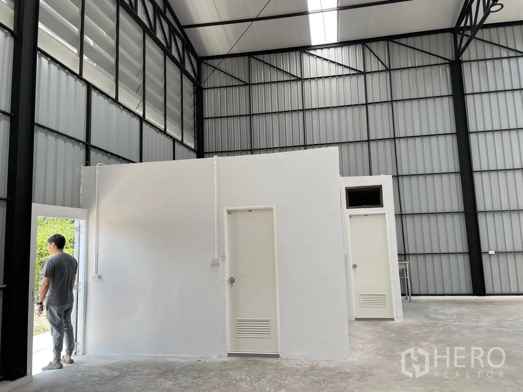 仓库 for rent in Pak Kret, Nonthaburi - 室内视角，可见服务房间模块与高屋架。