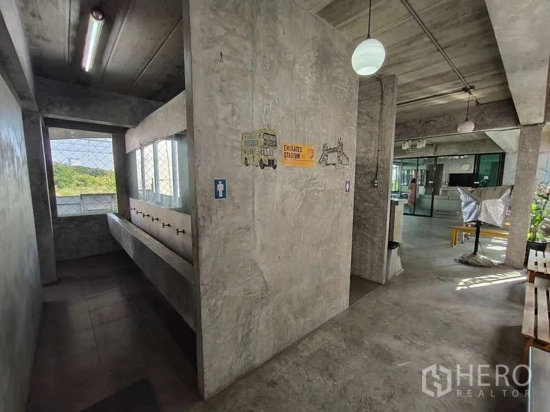 货栈 出租在Huai Khwang, Bangkok - 工业风走廊，长洗手槽与指示标识。
