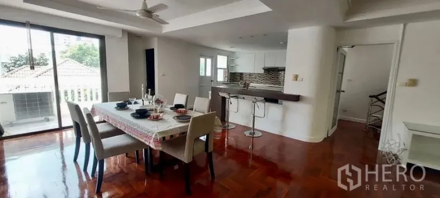 Townhouse for rent in Sathon, Bangkok - Bright dining area with six-seat table, breakfast bar and sliding doors to the balcony.