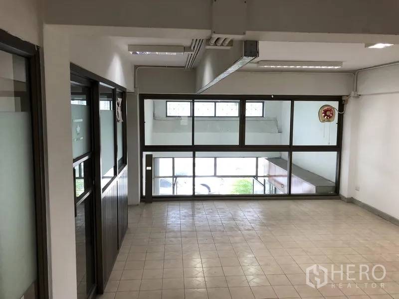办公空间 出租在Huai Khwang, Bangkok - 采光良好的办公室，带大窗与玻璃隔间