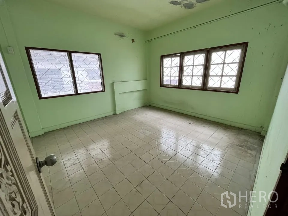 Detached House for rent in Suan Luang, Bangkok - Bedroom with two sets of windows and neutral tile flooring.