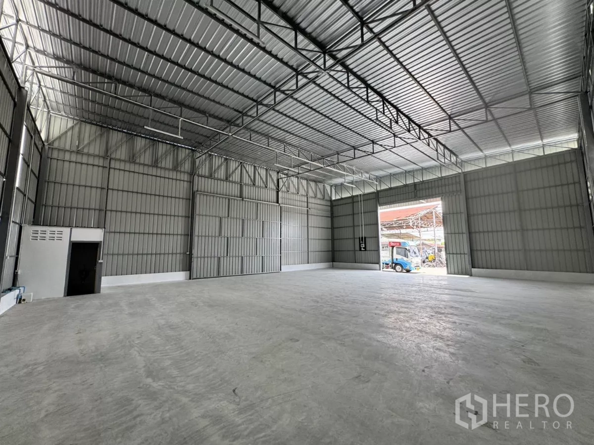 货栈 出租在Lam Luk Ka, Pathum Thani - 开放式库区，面向街道的高大出入口，金属围护与平整地坪。