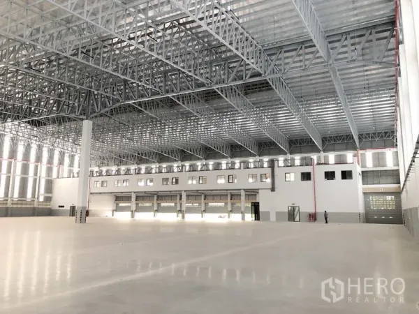 โรงงาน ให้เช่าหรือขายในSamut Prakan - ฮอลล์คลังสินค้ามีประตูโหลด ช่องหน้าต่างสำนักงานชั้นลอย และเส้นทางความปลอดภัย