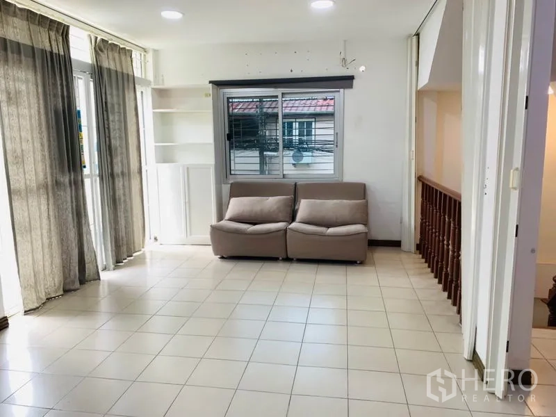 联排别墅 出租或出售在Huai Khwang, Bangkok - 楼上多功能房，瓷砖地面，双人沙发，内置书架与阳台窗帘