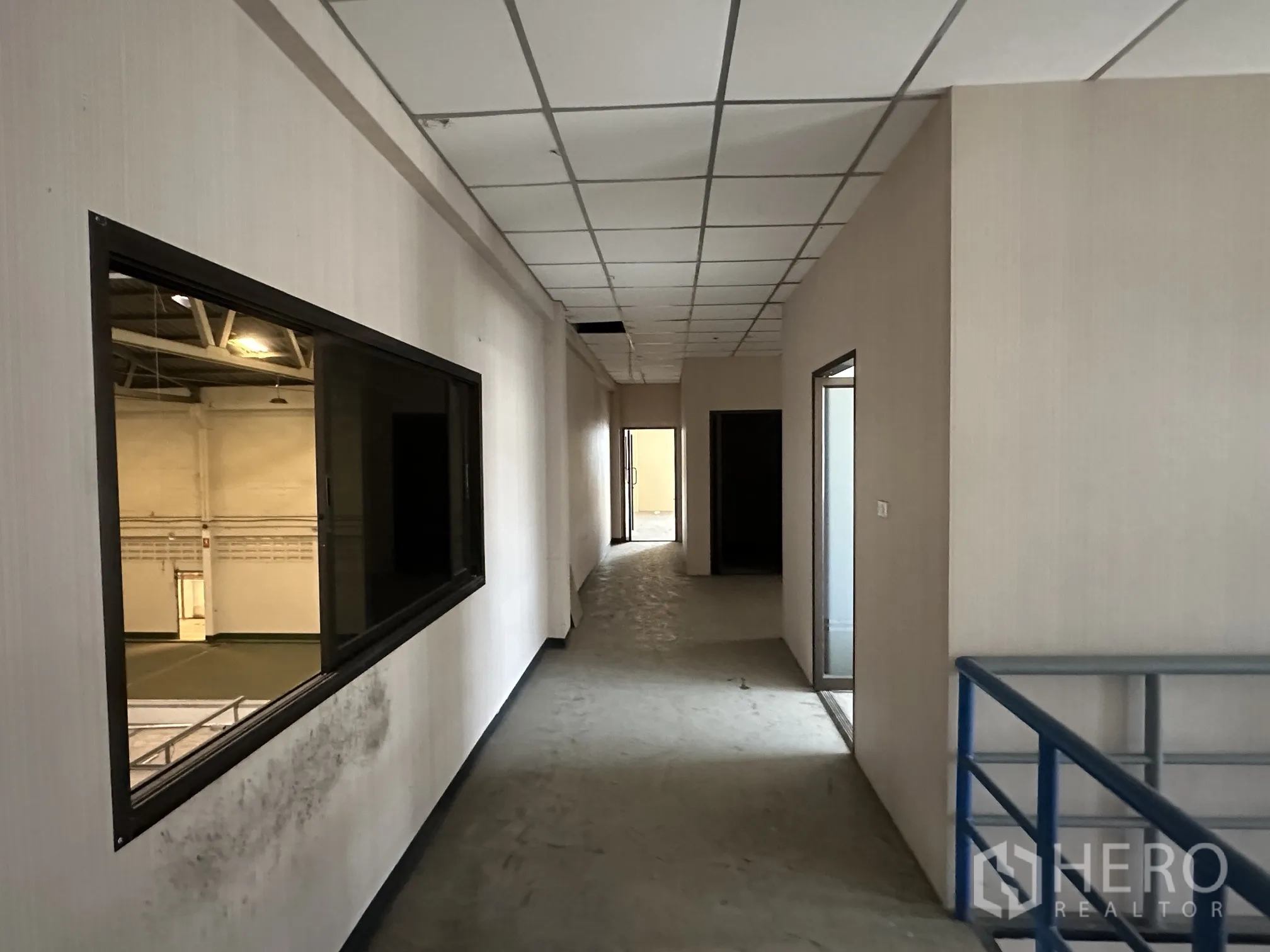Factory for rent in Lat Lum Kaeo, Pathum Thani - Second-floor corridor overlooking the factory floor with windows and a railing.