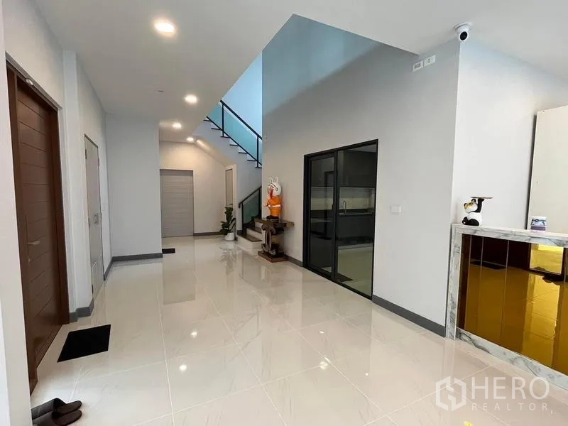 Detached House for rent - Entrance hall with polished tile floor leading to a staircase with glass balustrade.
