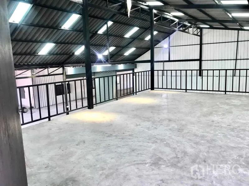 货栈 出租在Pathum Thani - 夹层平台带安全栏杆，俯瞰主仓库地面。