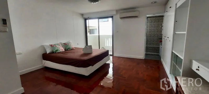 Townhouse for rent in Sathon, Bangkok - Bedroom with built-ins and access to an en-suite bathroom and small balcony.