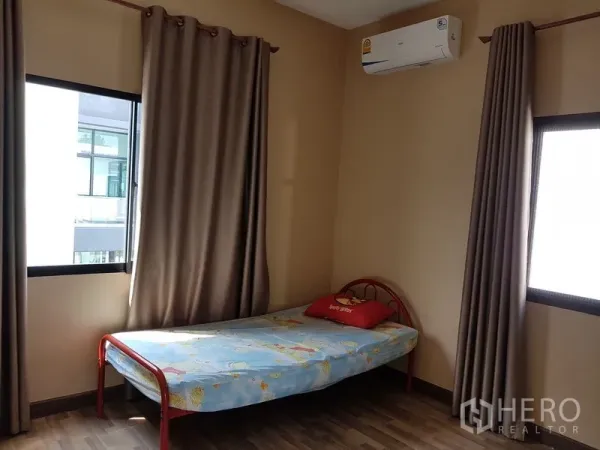 Detached House for sale in Samut Prakan - Bright single bedroom with two windows, air conditioning and blackout curtains.