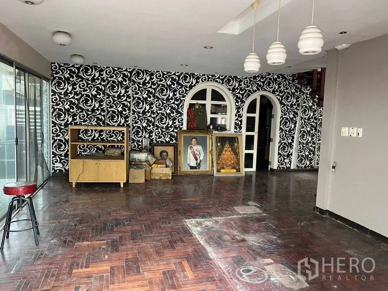 独立式住宅 出租在Sathon, Bangkok - 开放式起居区，木地板与黑白花纹特色墙。