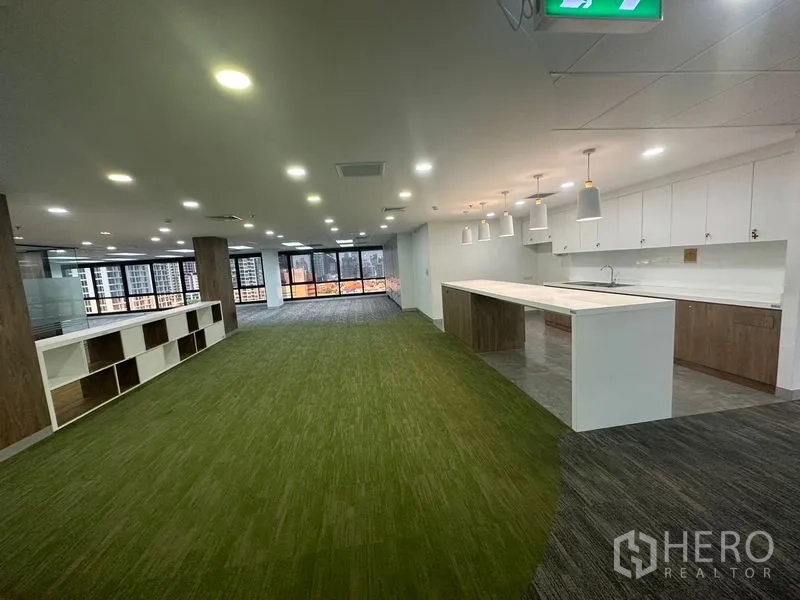 办公空间 出租在Khlong Toei, Bangkok - 休闲洽谈区，长形中岛茶水台、吊灯与大窗户。