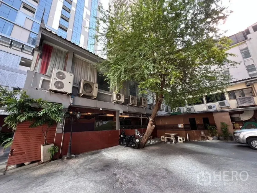 Retail Space for rent or sale in Khlong Toei, Bangkok - Another courtyard view of the retail property with tree and parking in Khlong Toei.