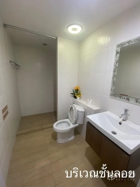 Shophouse for rent in Watthana, Bangkok - Clean bathroom with toilet, vanity and separate shower zone.
