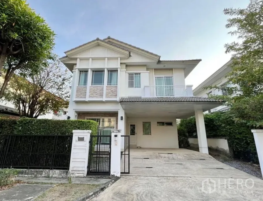 Detached House for rent in Prawet, Bangkok - Two-storey detached house facade with gated driveway and covered carport in Prawet, Bangkok.