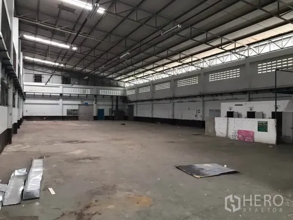 Factory for rent in Mueang Chon Buri, Chon Buri - Spacious factory hall with a high steel truss roof, skylight panels and ventilated walls.