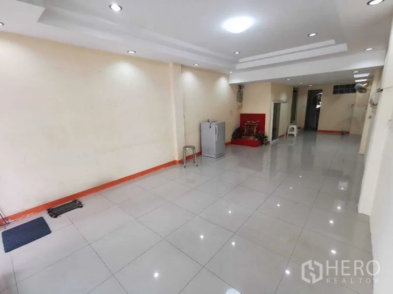 Shophouse for rent in Suan Luang, Bangkok - Ground-floor retail space with glossy tiles and recessed lighting.