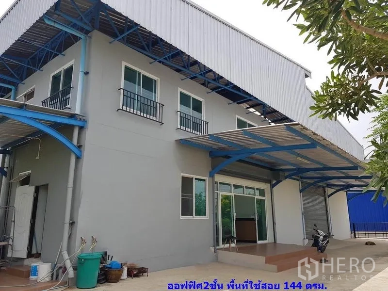 Factory for rent in Samut Sakhon - Two-storey office building attached to the factory with glass entrance and canopies.