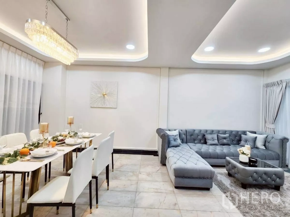 ทาวน์เฮาส์ ให้เช่าในHuai Khwang, Bangkok - โซนนั่งเล่นเชื่อมรับประทานอาหาร พร้อมโคมระย้าและพื้นกระเบื้องเงางาม