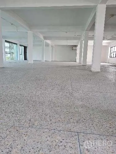 Office Space for rent in Khlong Toei, Bangkok - Open-plan white office floor with terrazzo flooring, strong column grid, and wide windows in Phra Khanong.