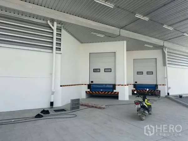 货栈 出租在Chon Buri - 两处月台装卸口，配有调节板和雨棚。