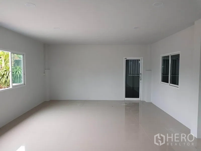 Factory for rent in Krathum Baen, Samut Sakhon - Clean office space with windows on two sides, single door and polished tile flooring.