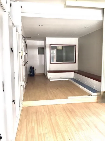Townhouse for rent in Watthana, Bangkok - Long flexible room with light wood floors, ceiling spotlights and an internal window, ideal for office or storage.