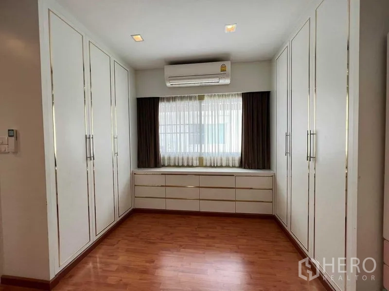Detached House for sale in Bang Kruai, Nonthaburi - Multi-purpose room with wall-to-wall built-in closets, drawers, and an air conditioner.