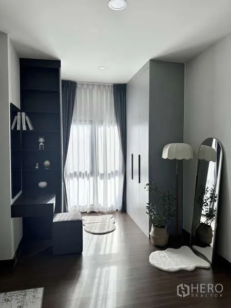 Detached House for rent in Bang Phli, Samut Prakan - Dressing nook with tall mirror, wardrobe and soft natural light.