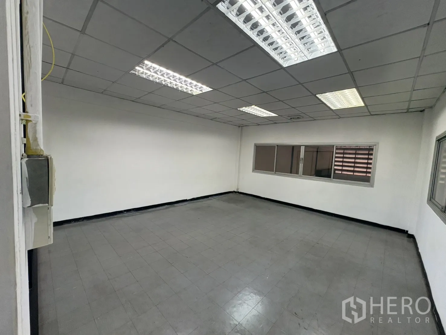 货栈 出租在Bang Phli, Samut Prakan - 干净办公室，格栅吊顶、窗户与耐磨地面