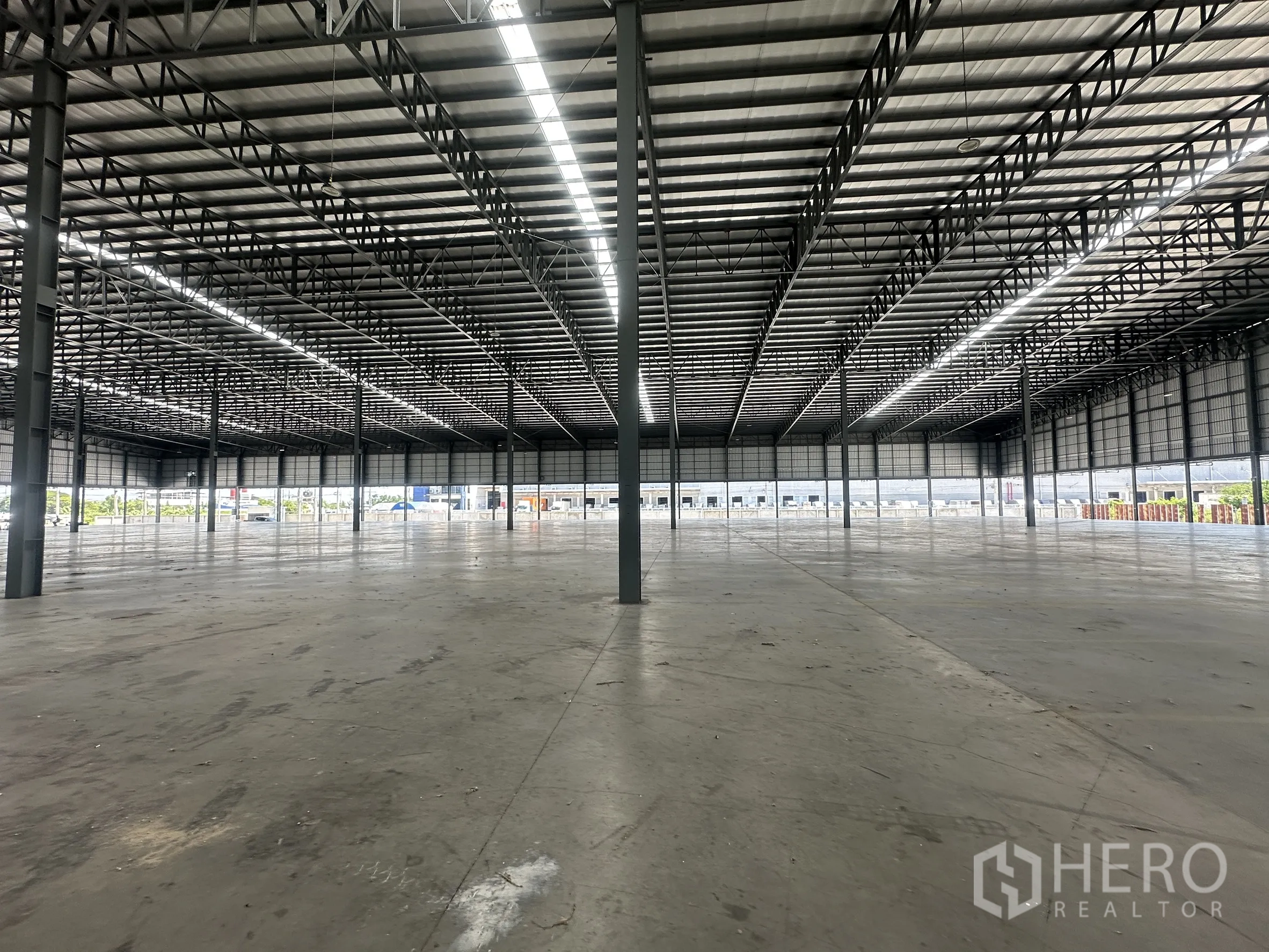 Warehouse for rent in Wang Noi, Phra Nakhon Si Ayutthaya - Open-plan warehouse interior with steel columns, high roof and strip lighting.