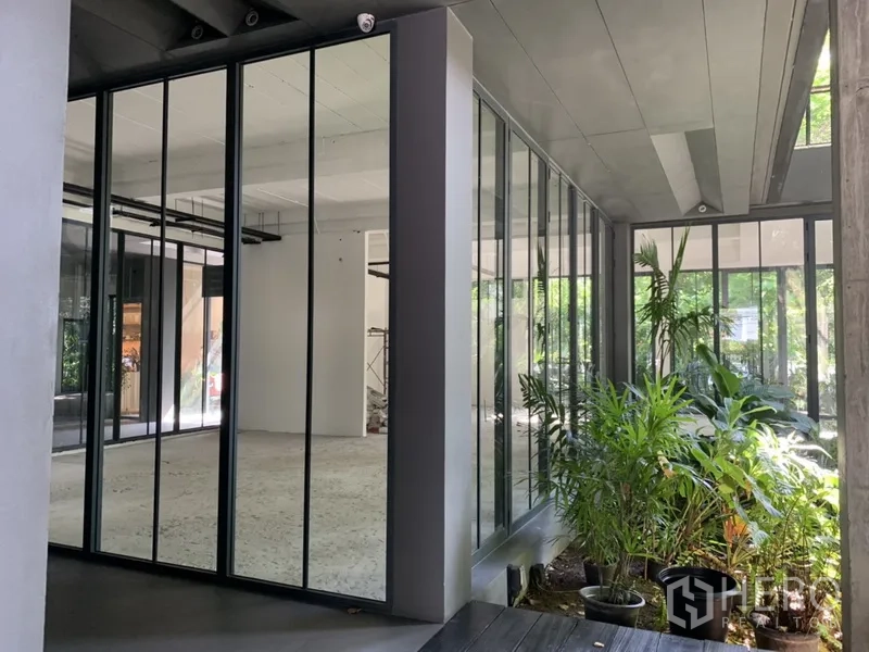 办公空间 出租在Khlong Toei, Bangkok - 带顶入口，整面玻璃与盆栽植物的办公空间