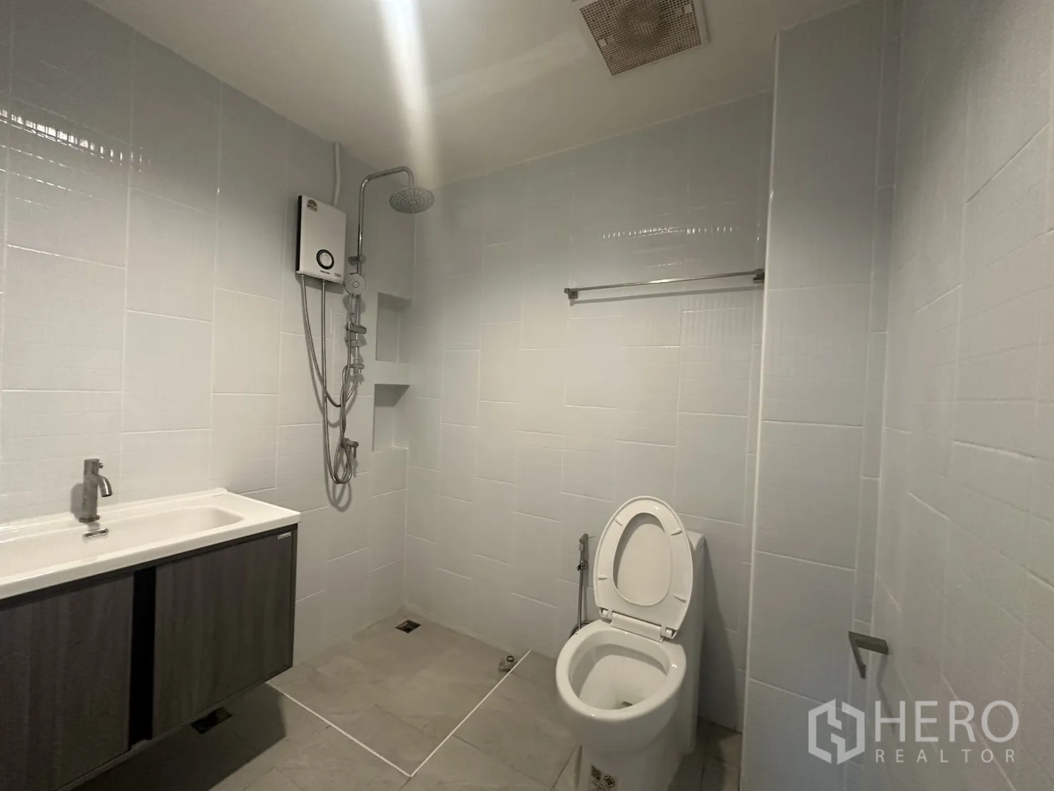 Home Office for rent in Khlong Toei, Bangkok - Modern bathroom with rain shower, water heater and vanity.