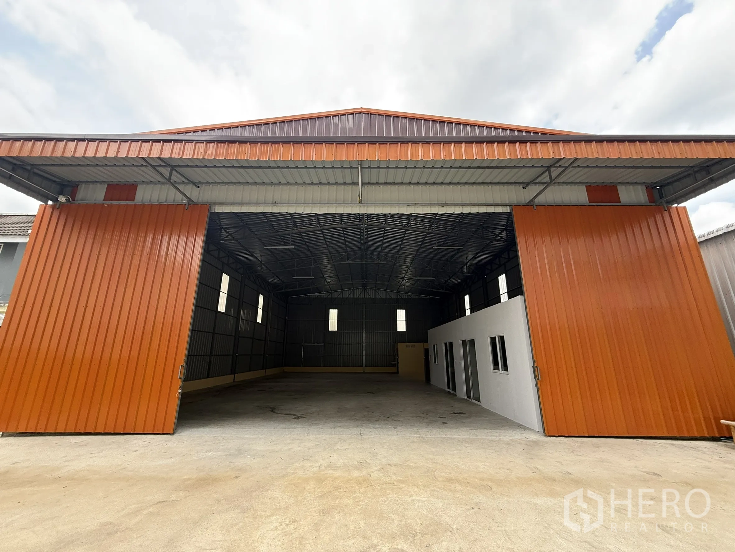 โกดัง for rent in Wang Thonglang, Bangkok - ด้านหน้าโกดังเปิดประตูเห็นพื้นที่ลานโหลด