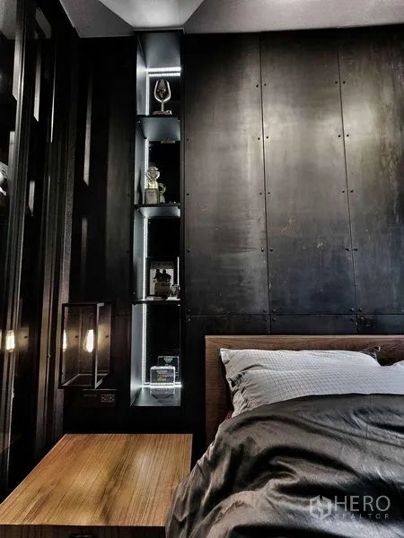 Condominium for sale in Pathum Wan, Bangkok - Bedside vertical display shelves with integrated lighting next to the headboard.