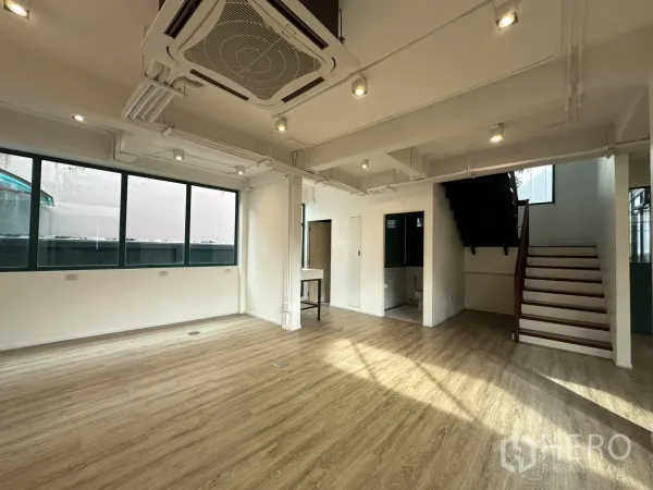 带办公室的家 出租或出售在Phra Khanong, Bangkok - 开放式办公区，吊顶空调、轨道灯与木楼梯