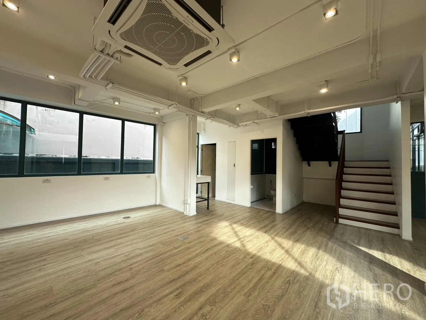 带办公室的家 出租或出售在Phra Khanong, Bangkok - 开放式办公区，吊顶空调、轨道灯与木楼梯