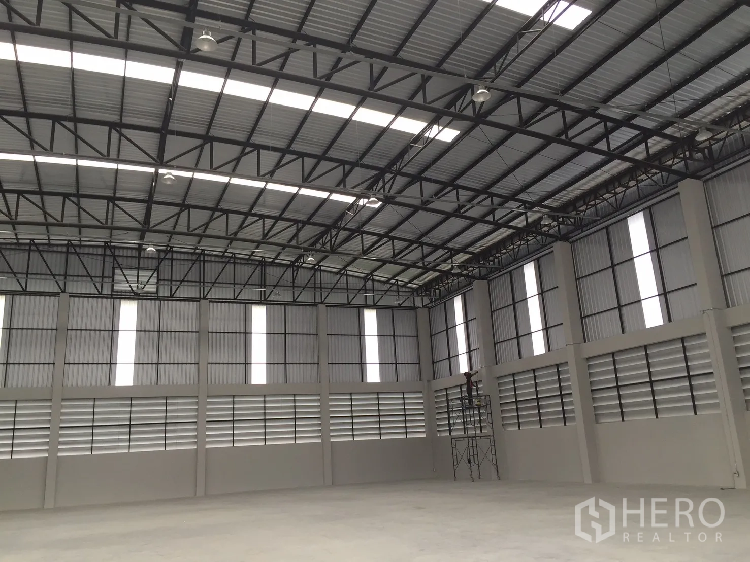 โกดัง for rent in Bang Phli, Samut Prakan - โครงหลังคาเหล็กพร้อมช่องแสงภายในโกดัง