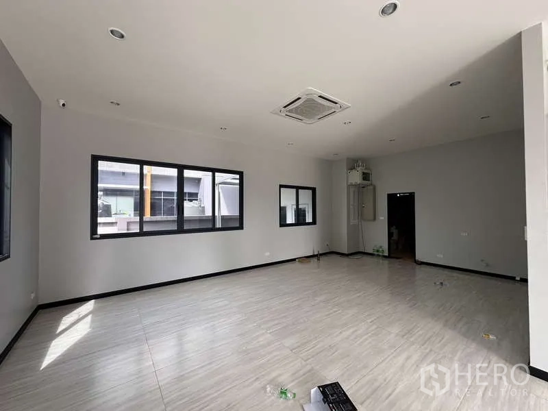 Factory for rent or sale in Lam Luk Ka, Pathum Thani - Large empty office with cassette air-conditioning and natural light.