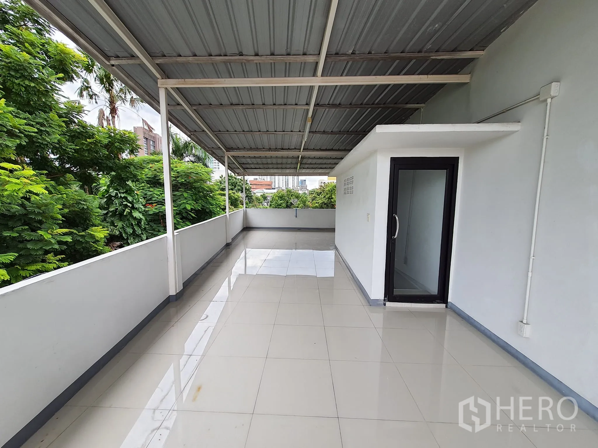 带办公室的家 出租在Khlong Toei, Bangkok - 宽敞的有盖屋顶露台，瓷砖地面，绿树景观。