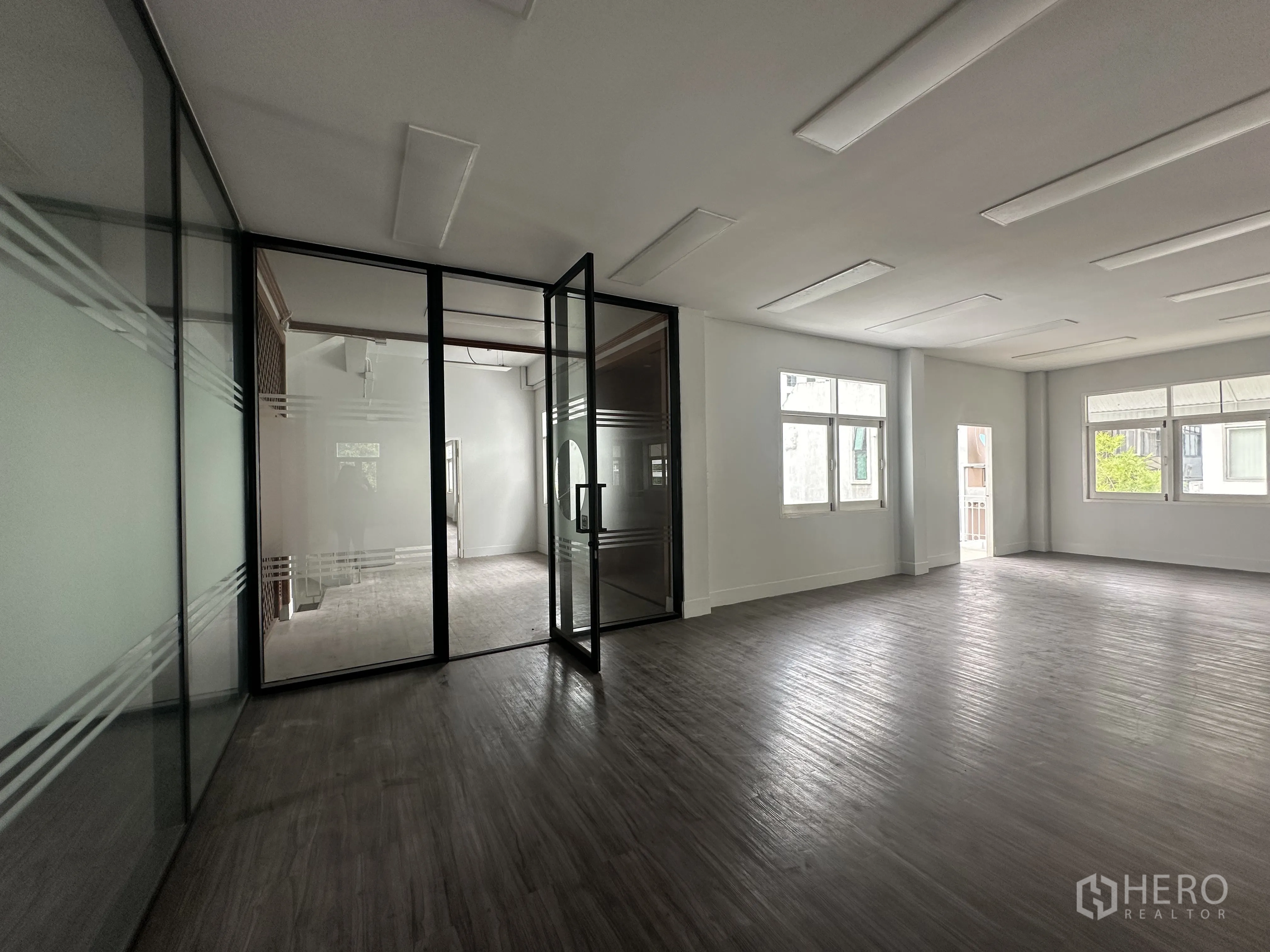 Retail Space for rent in Bang Rak, Bangkok - Open retail area with large glass partition and swinging door to a separate room.