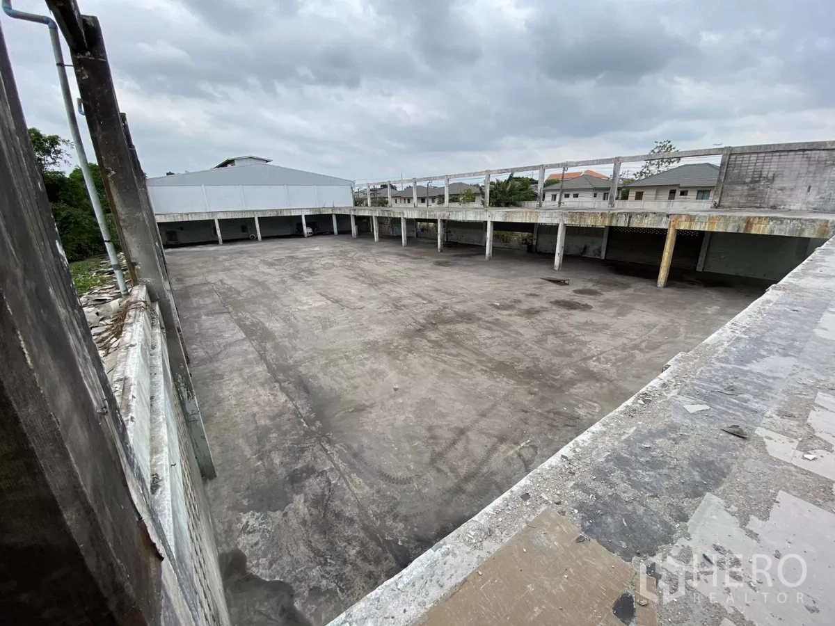 工厂 出售在Bang Phli, Samut Prakan - 俯拍角落视图，中央庭院与周边装卸位一览。